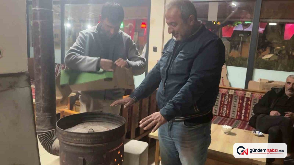 Sivas'ta sıcak yaz gününde soba yakılıyor