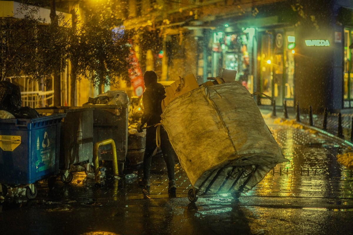Bursa'da kağıt toplayıcıları DMD'li Yağız Efe'ye destek veriyor