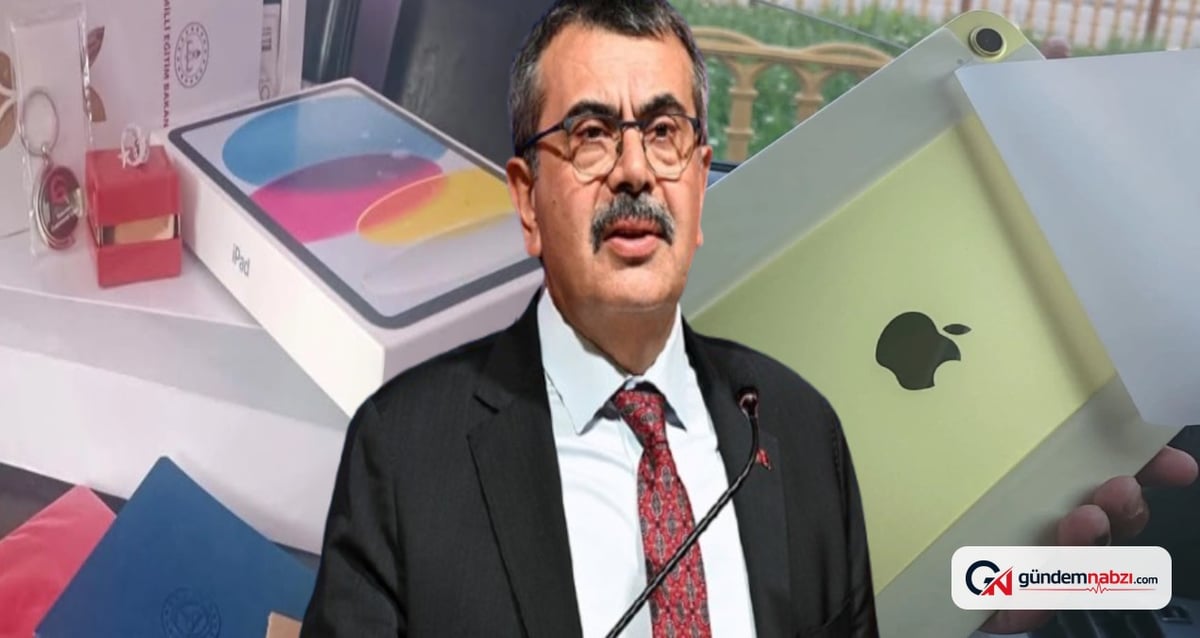 Bakan Tekin gazetecilere iPad ve anahtarlık verdi