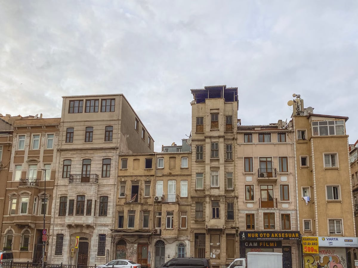 İstanbul'da hastaneden çıkan kadın 3. kattan düşerek öldü
