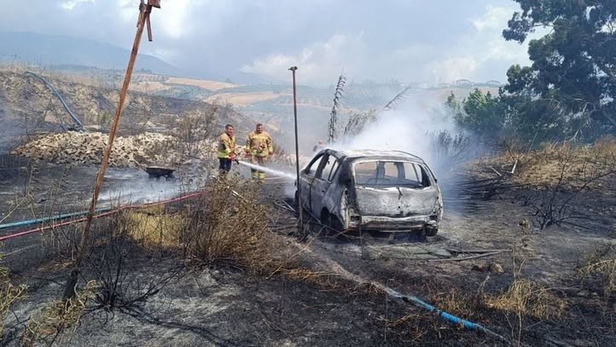 Hatay'da bahçede çıkan yangın otomobili ve serayı yaktı