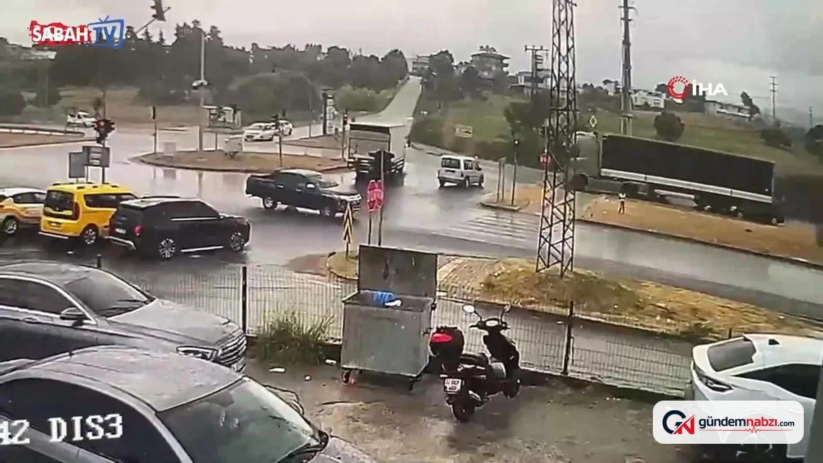Antalya'da tır, kırmızı ışıkta bekleyen otomobile çarptı