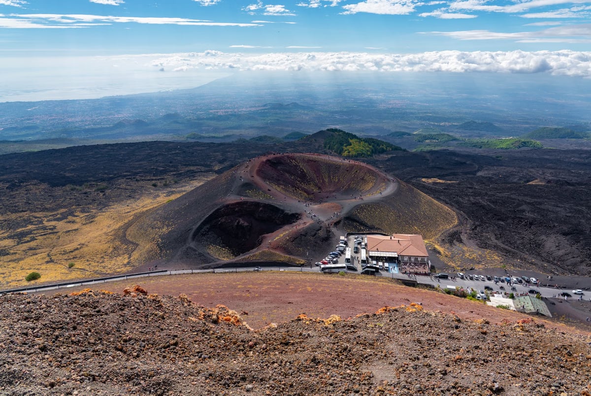 Etna teleferiği, aktif volkanik manzarayı ziyaretçilere sunuyor
