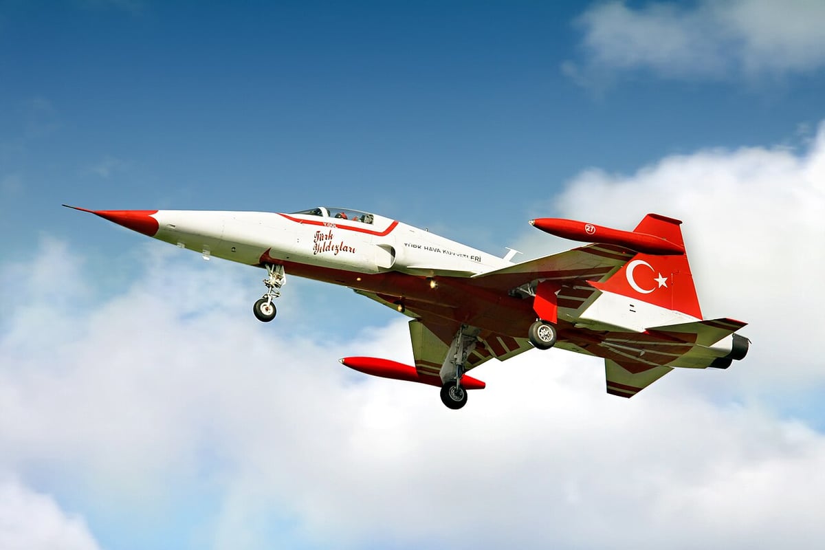 NATO'dan Türk Yıldızları için keskin kanatlar paylaşımı