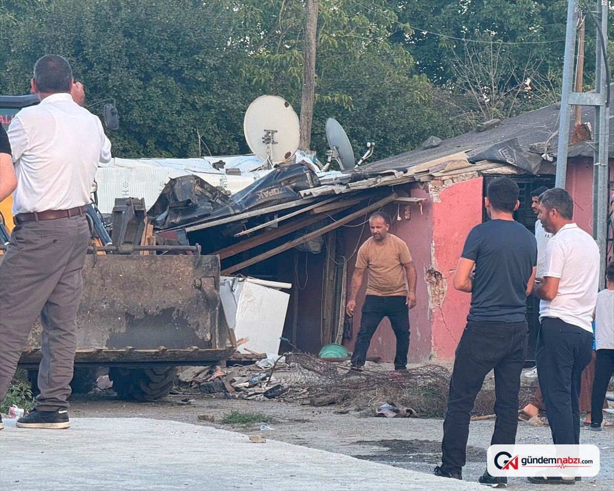 Arnavutköy'de otomobil eve çarptı: 5 yaralı
