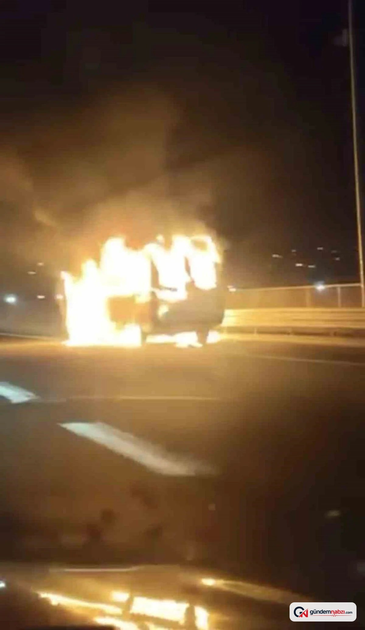 TEM Otoyolu'nda minibüs alev alev yandı