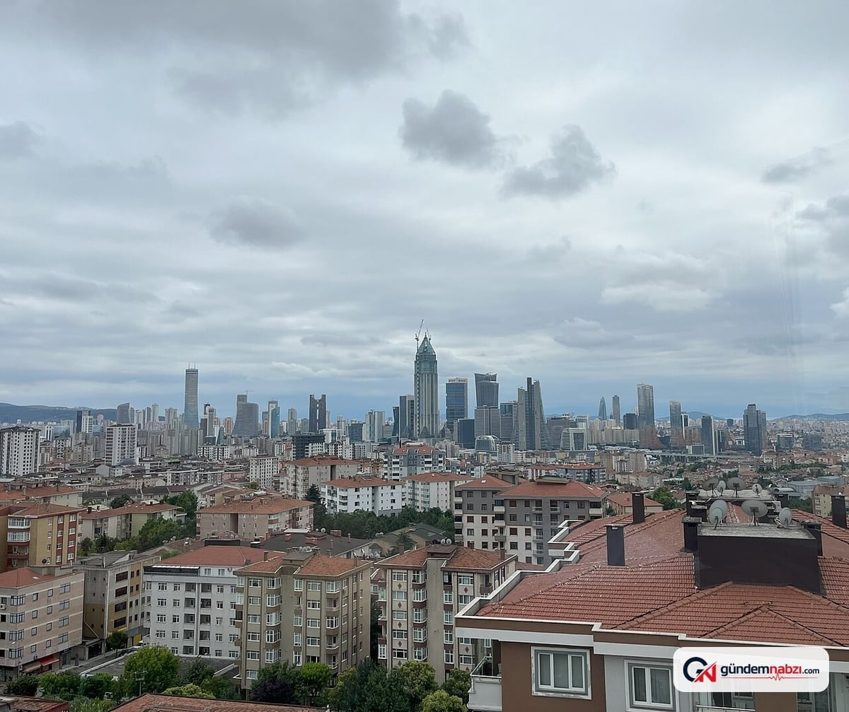 Ümraniye'de 5 katlı binanın çatısında yangın çıktı