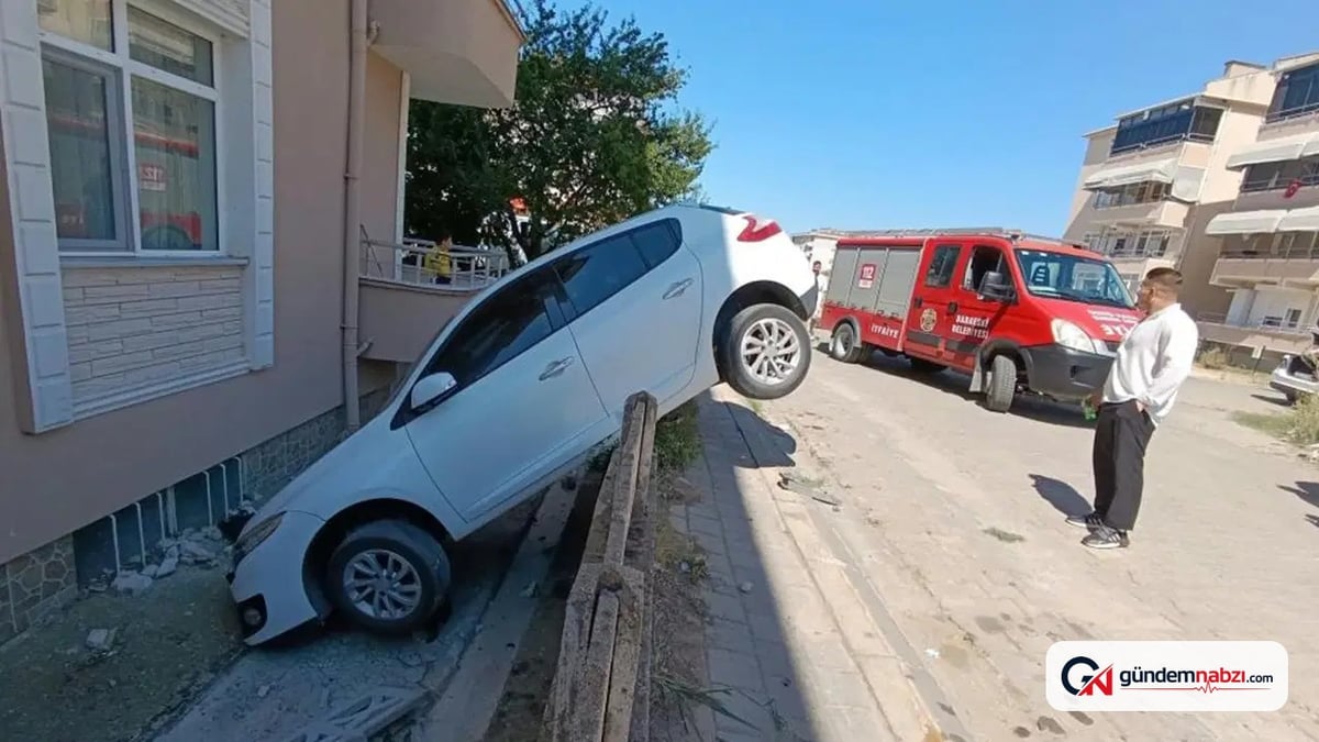 Kırklareli Babaeski'de otomobil bahçe duvarında asılı kaldı
