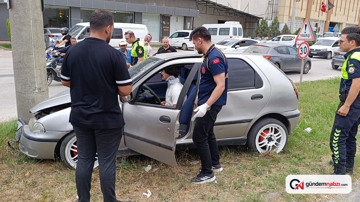 Bursa İnegöl'de otomobil elektrik direğine çarptı: 1 yaralı
