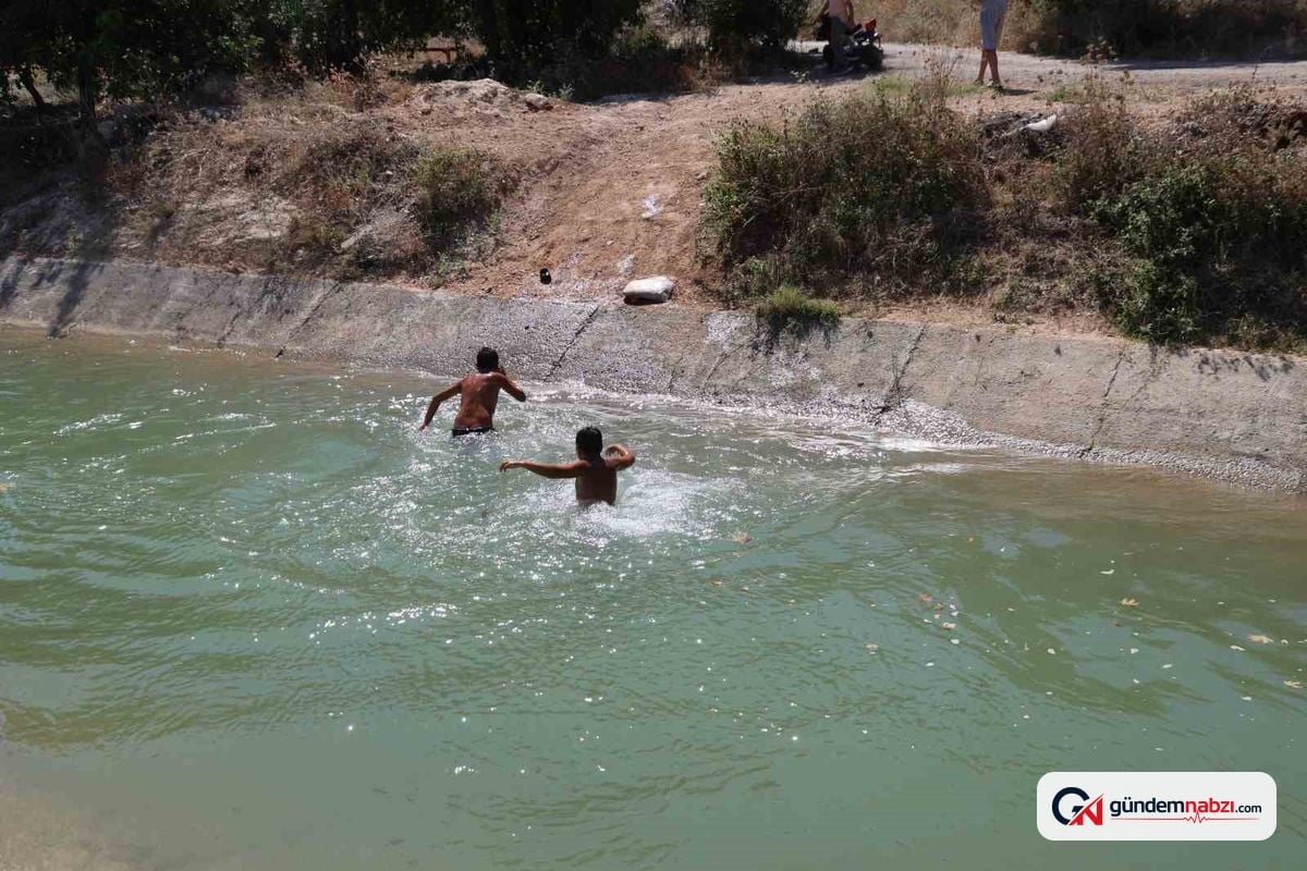 Adana'da gençler ölüm tehlikesine rağmen sulama kanalına girdi