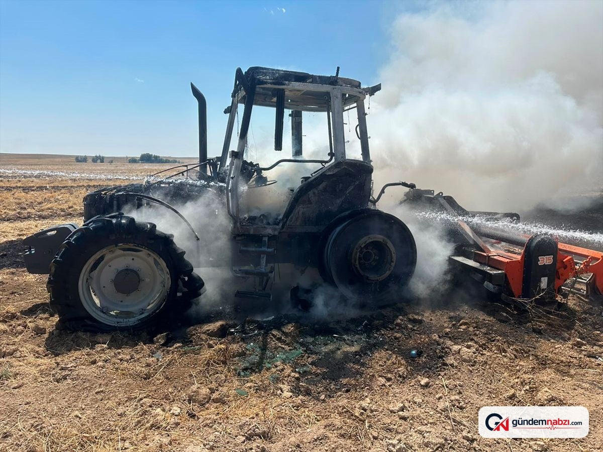 Konya'da seyir halindeki traktör yanarak kullanılamaz hale geldi