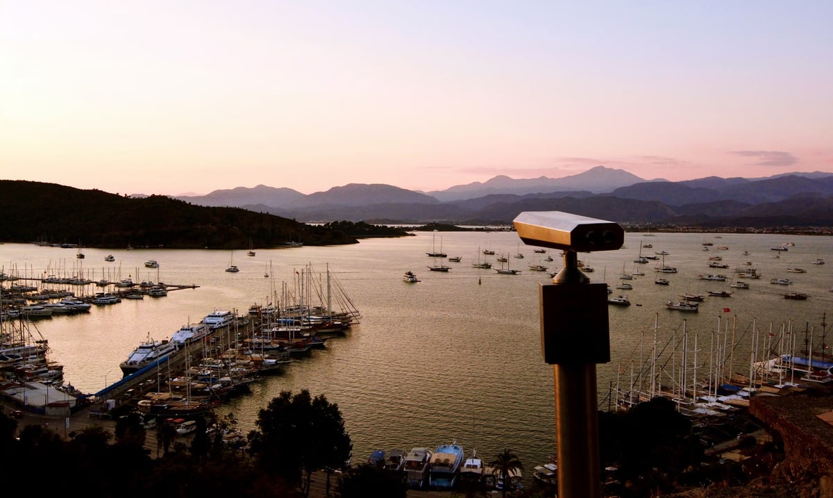 Muğla Fethiye'de lastik botla denizde sürüklenen 2 kişi kurtarıldı
