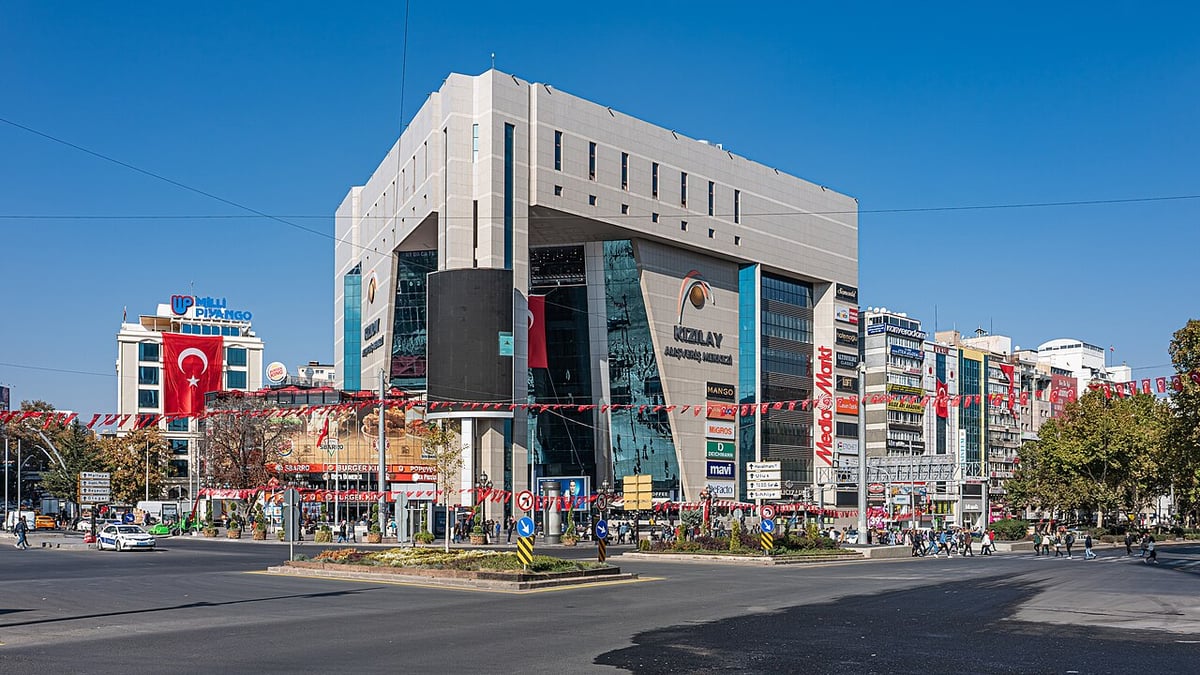 Kızılay AVM'de yenileme çalışmaları başladı