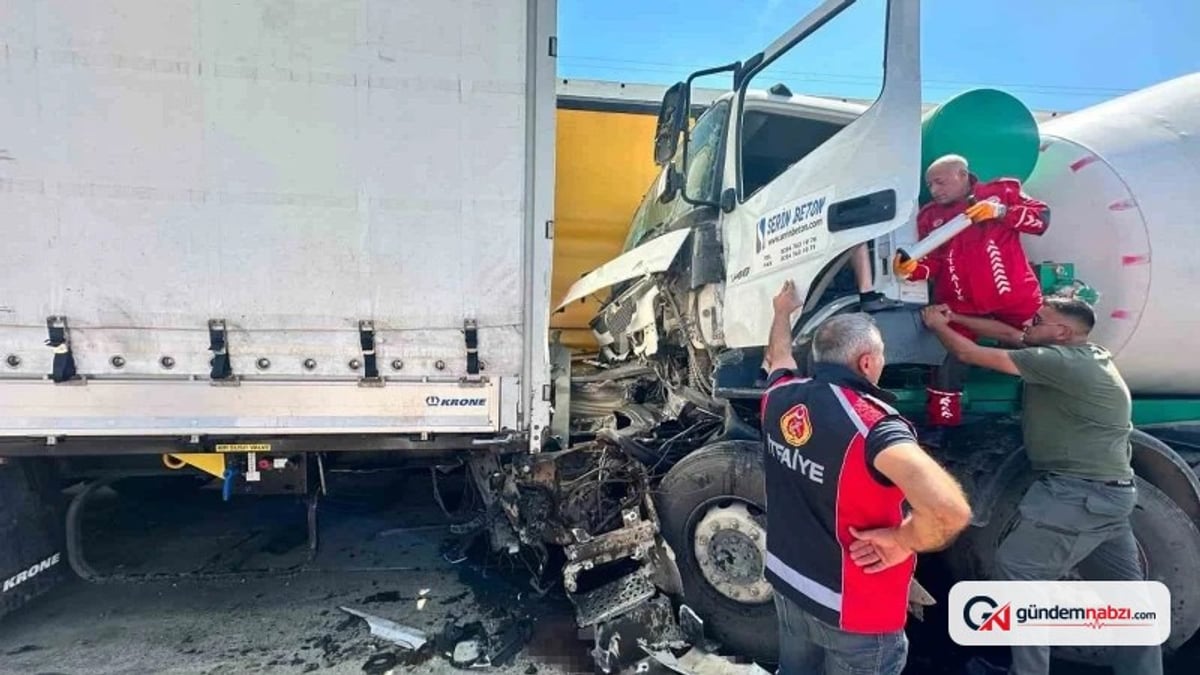 Beton mikseri, akaryakıt istasyonundaki iki tıra çarptı