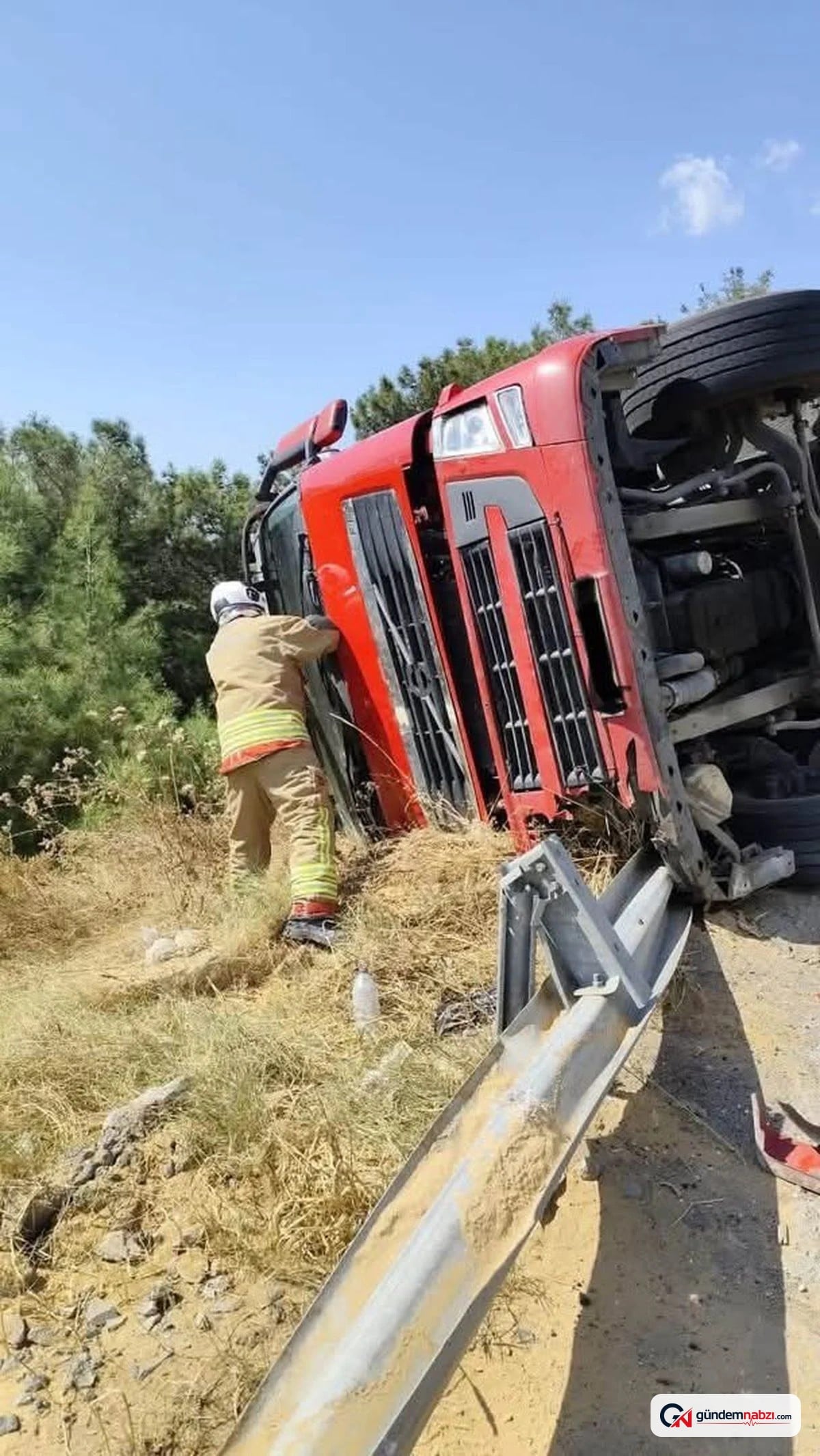 Hatay'da tır devrildi, sürücü yaralandı