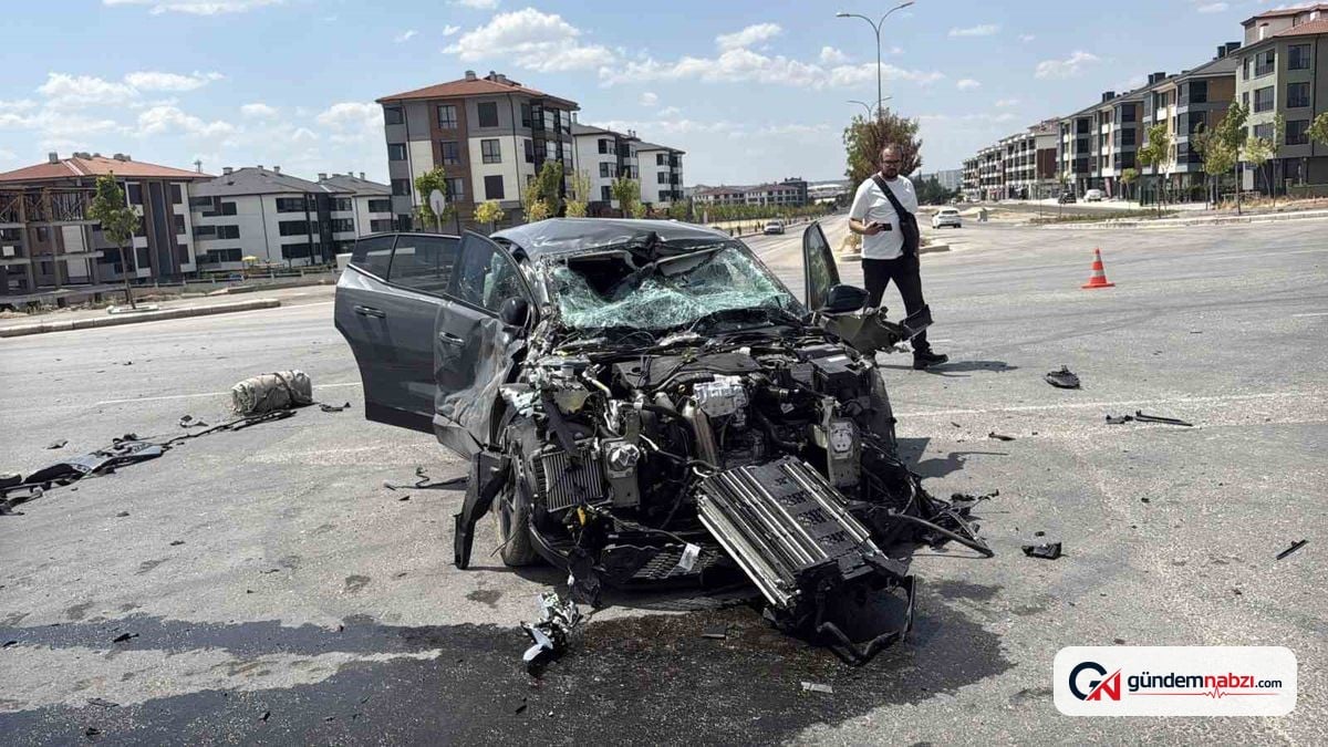 Eskişehir'de tırla çarpışan otomobil hurdaya döndü, 1 kadın yaralı