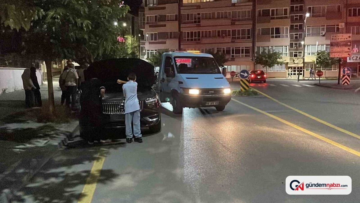 Sivas'ta hafif ticari araç ile cip çarpıştı: 3'ü çocuk 4 yaralı