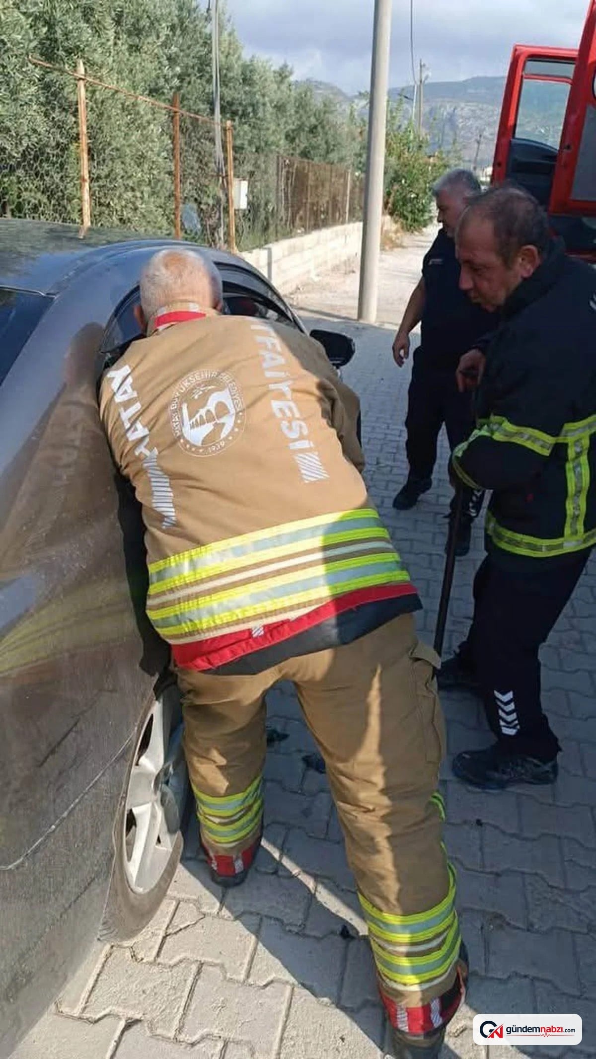Hatay'da araçta kilitli kalan çocuk kurtarıldı