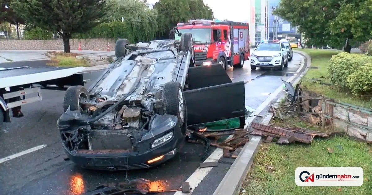 İstanbul'da kaldırıma çarpan otomobil takla attı: 2 yaralı