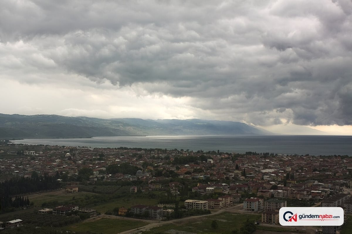 Bursa'daki İznik Gölü sahilinde çöp depolama alanında yangın çıktı