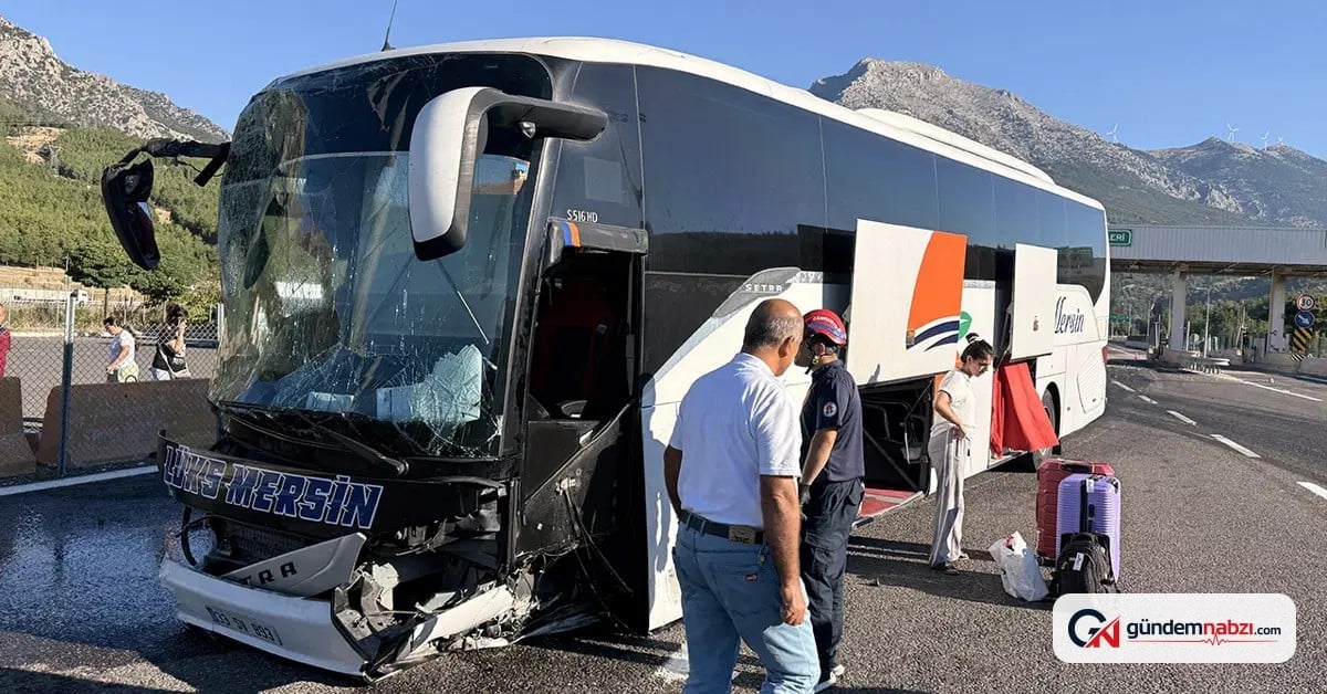 Adana'da yolcu otobüsü otoyol gişelerine çarptı