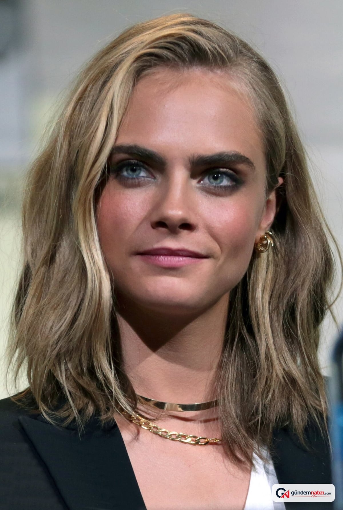 Cara Delevingne göğüslerini köpükle kapattığı pozları paylaştı