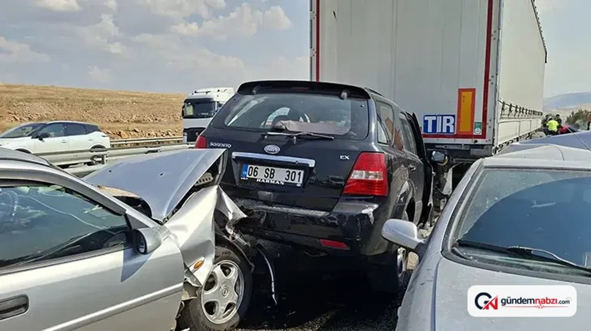 Afyonkarahisar'da anız yangını dumanı 13 aracı zincirleme kazaya sürükledi