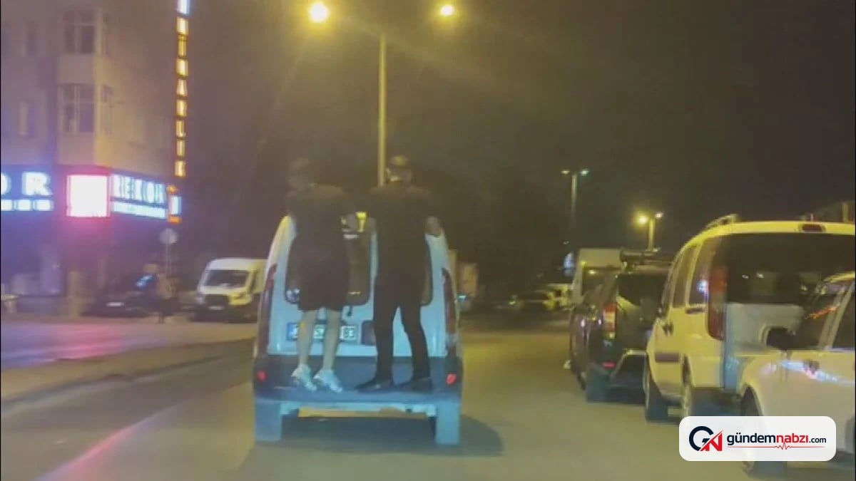 İstanbul'da hafif ticari aracın arkasına tutunan iki kişi