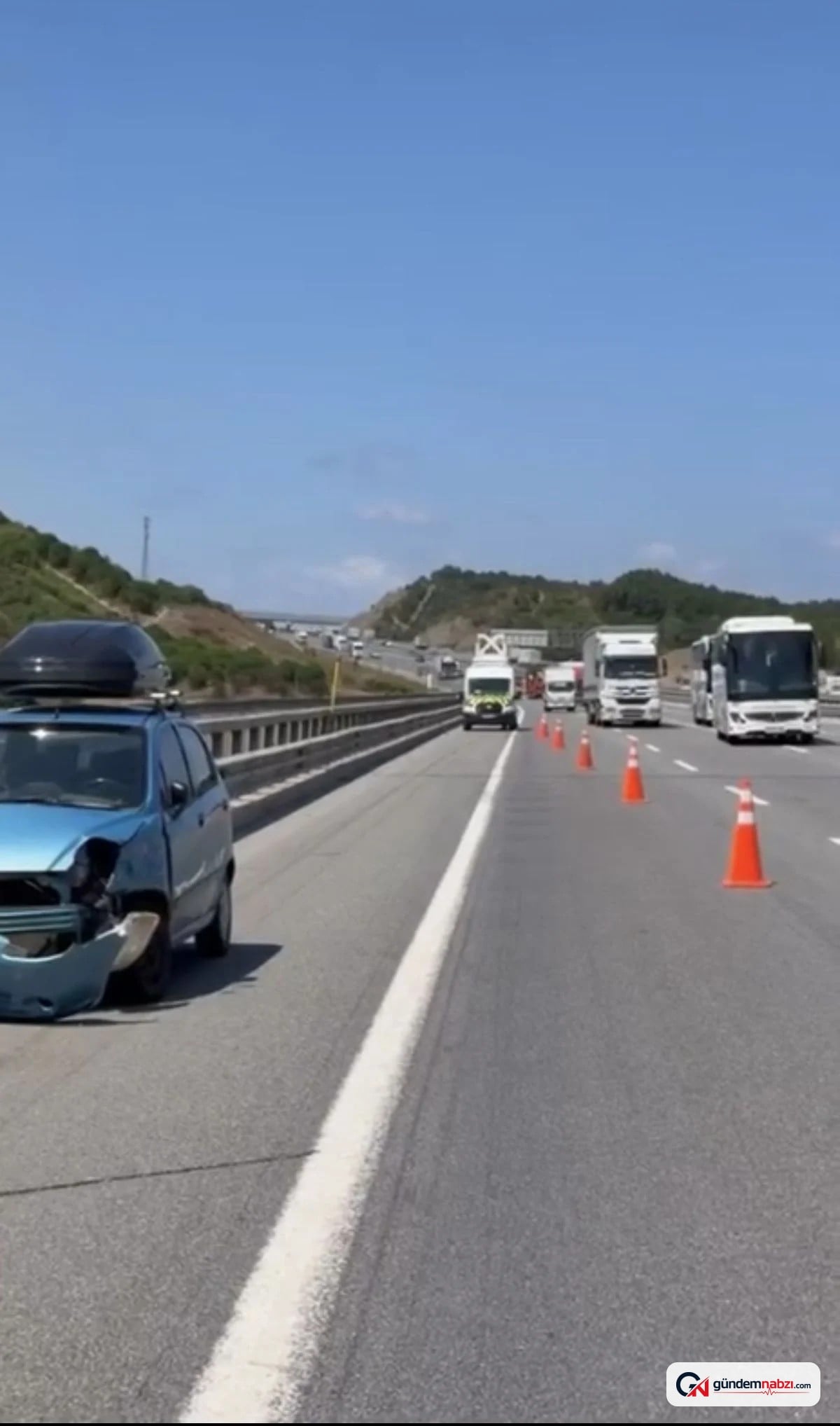 İstanbul'da otomobil otobüse çarptı: 1 yaralı