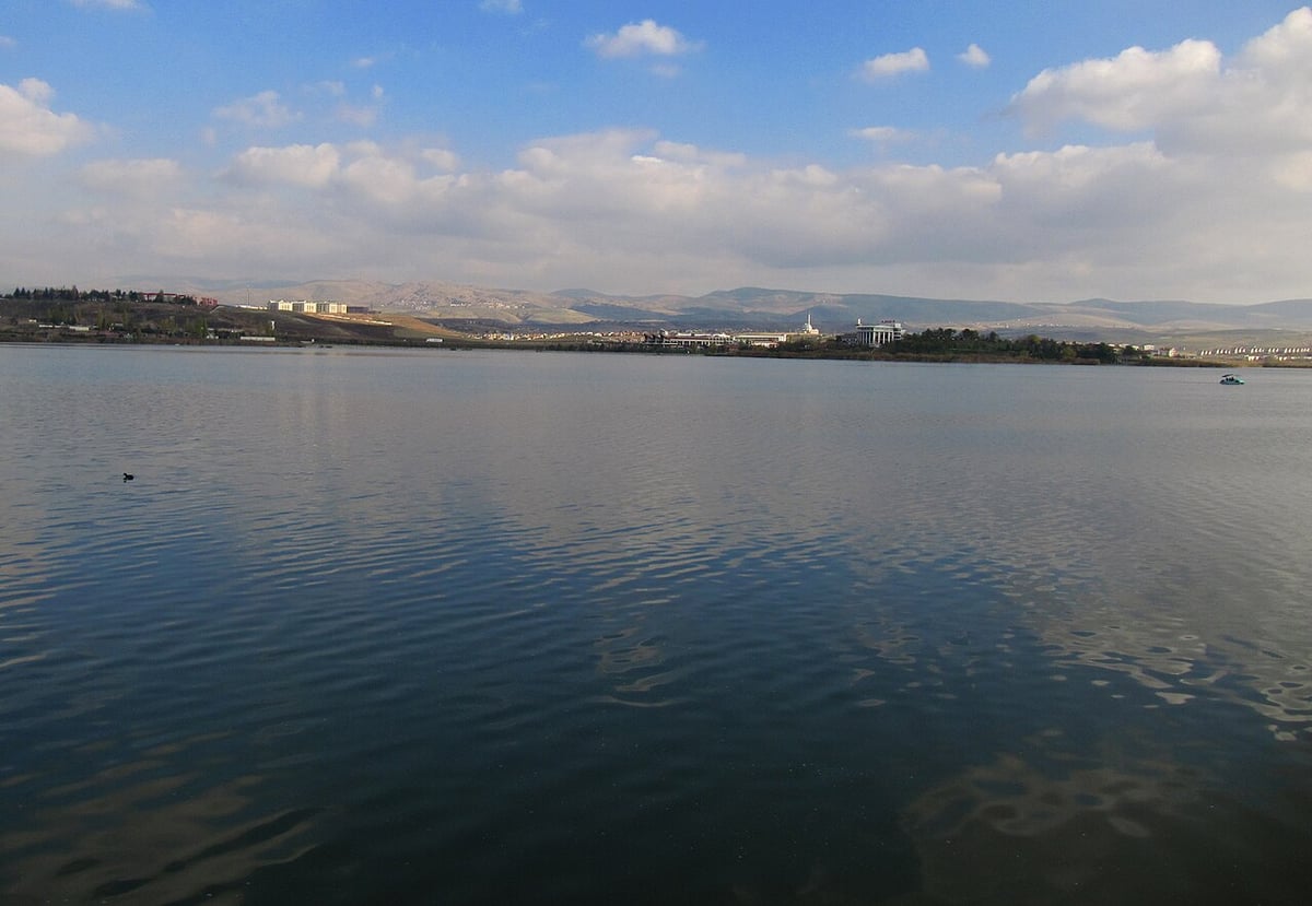 Ankara'da Mogan Gölü'nde müsilaj temizliği devam ediyor
