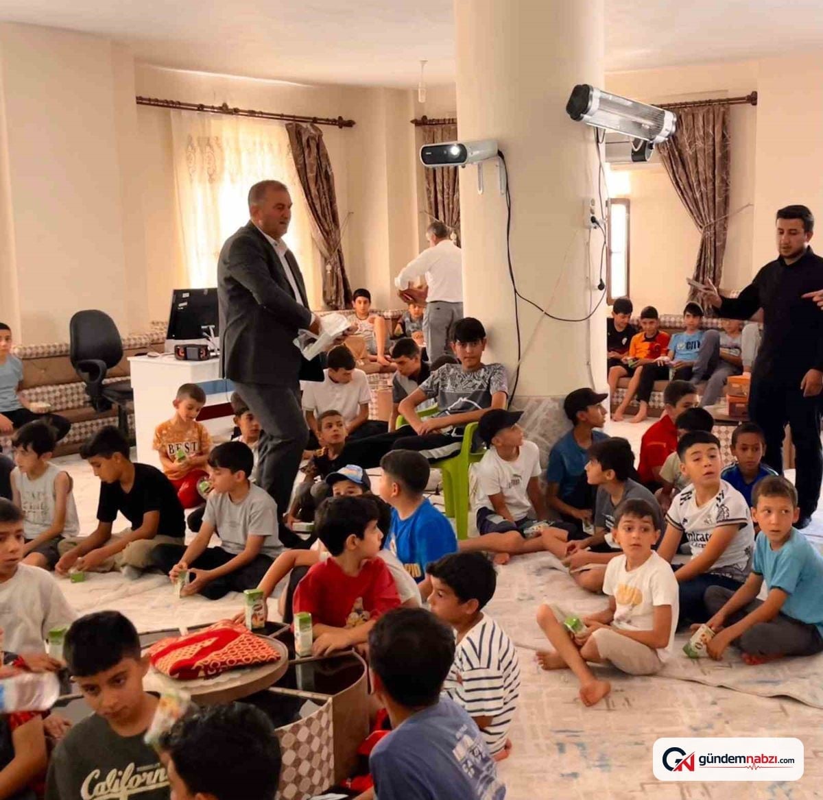 Diyarbakır'da Kur'an kursu öğrencilerine film gösterimi