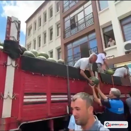 Tokat'ta üretici tır dolusu karpuzu ücretsiz dağıttı