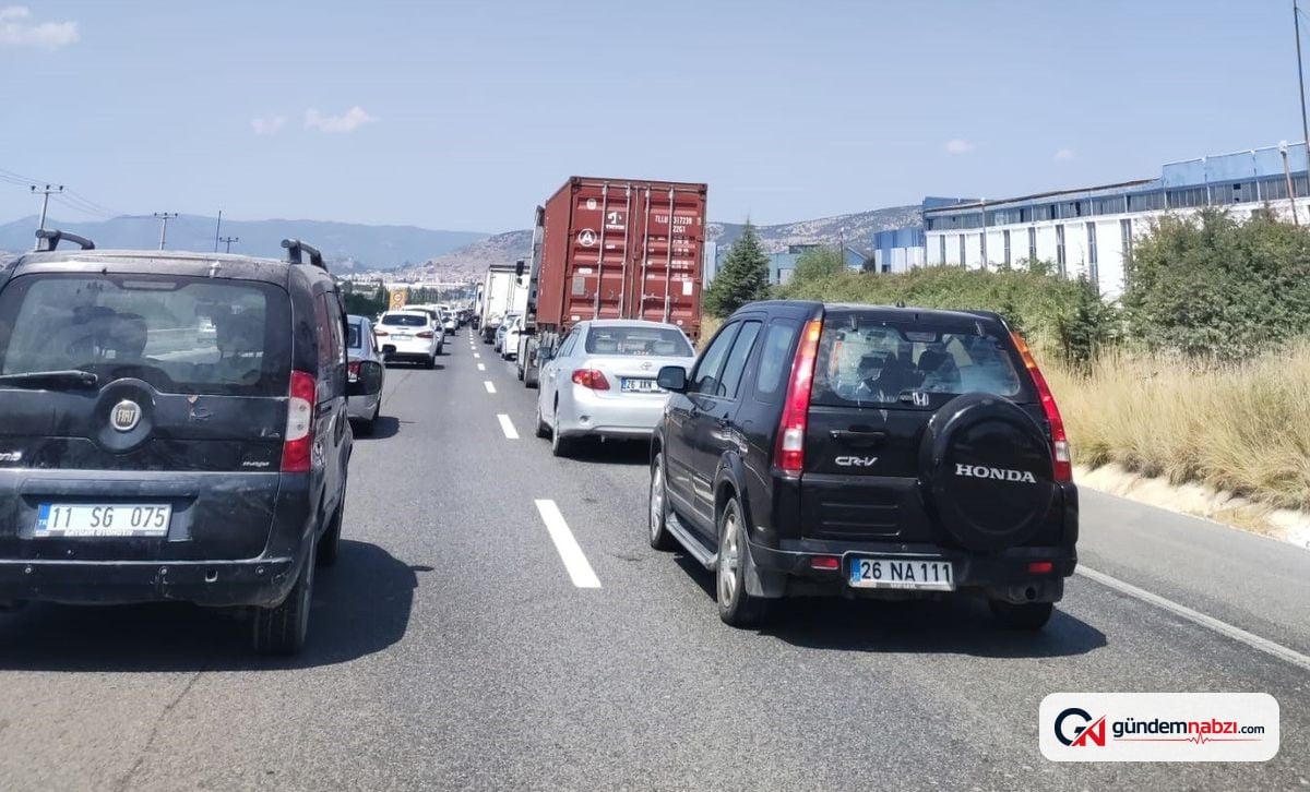 Bilecik'te yol çalışması uzun araç kuyruklarına yol açtı