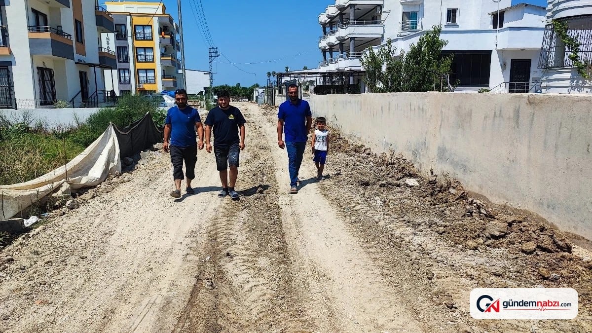 Adana'da vatandaşlar kendi paralarıyla kanalizasyon hattı döşedi
