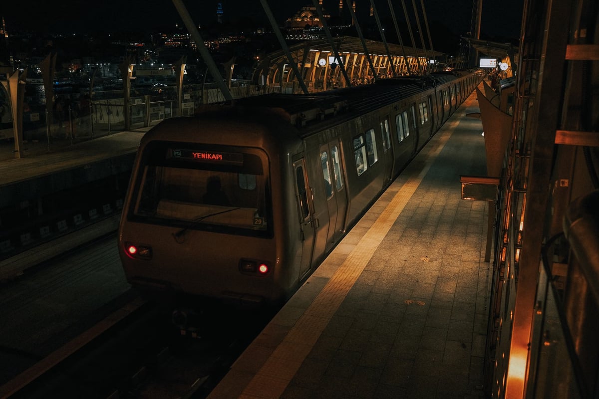 Şişli'de görme engelli genç metro raylarına düştü