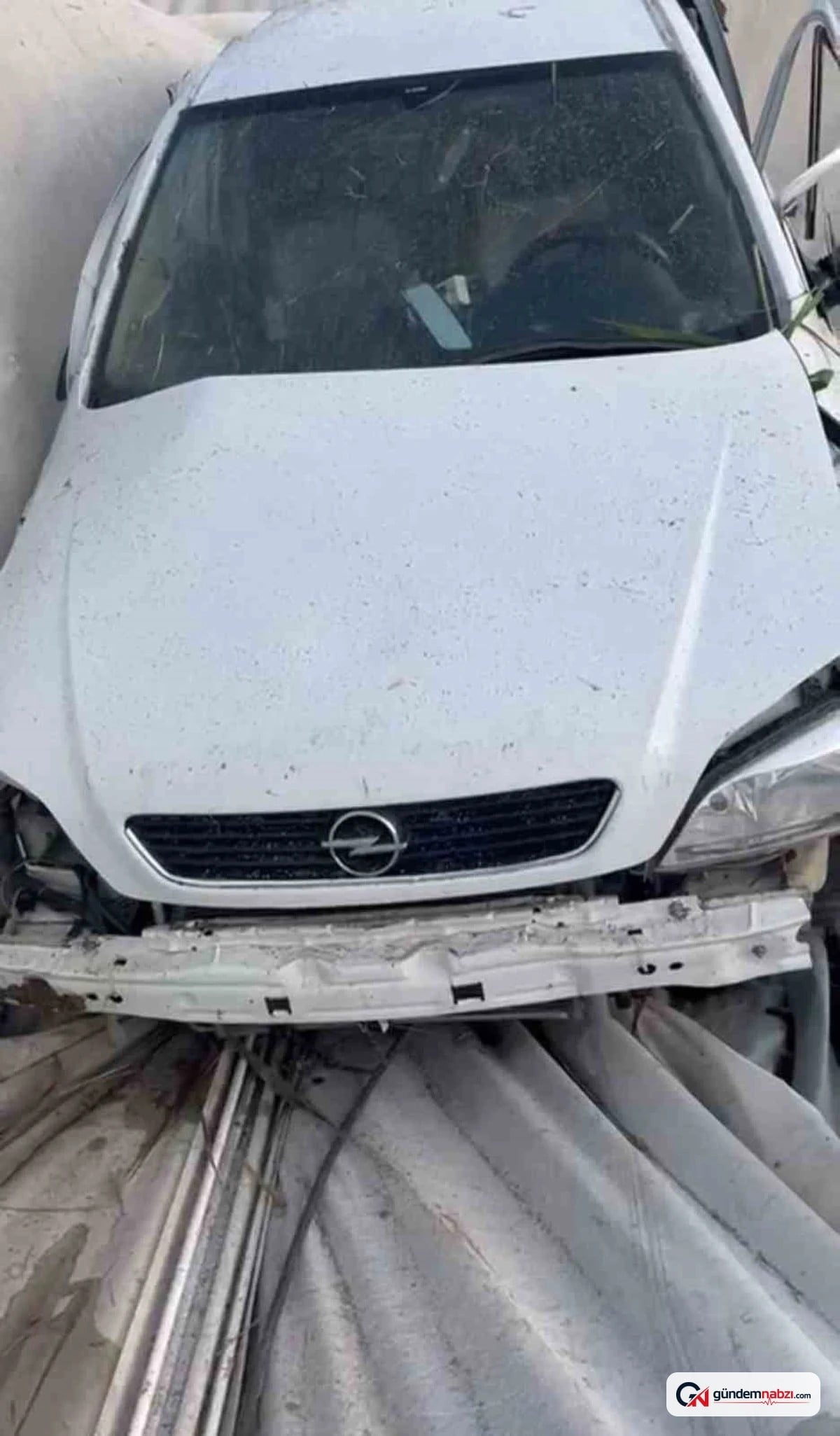 Mersin'de otomobil seraya girip düştü: 2 ölü