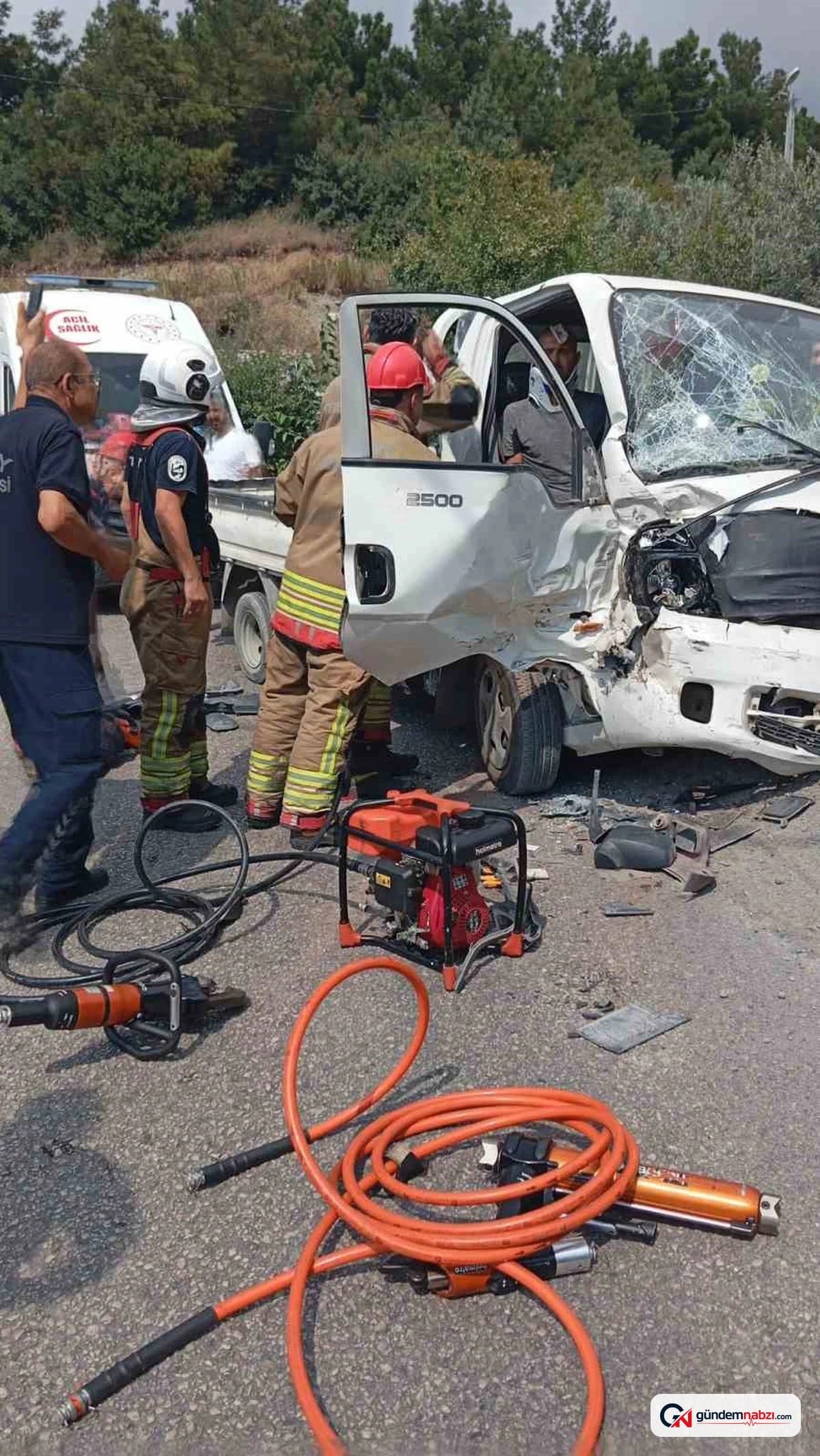 Hatay'da tırla çarpışan kamyonette 3 kişi yaralandı