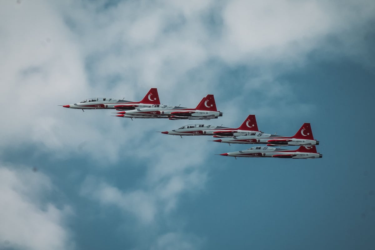 Türk savaş uçakları Karadeniz'de eğitim uçuşu yaptı