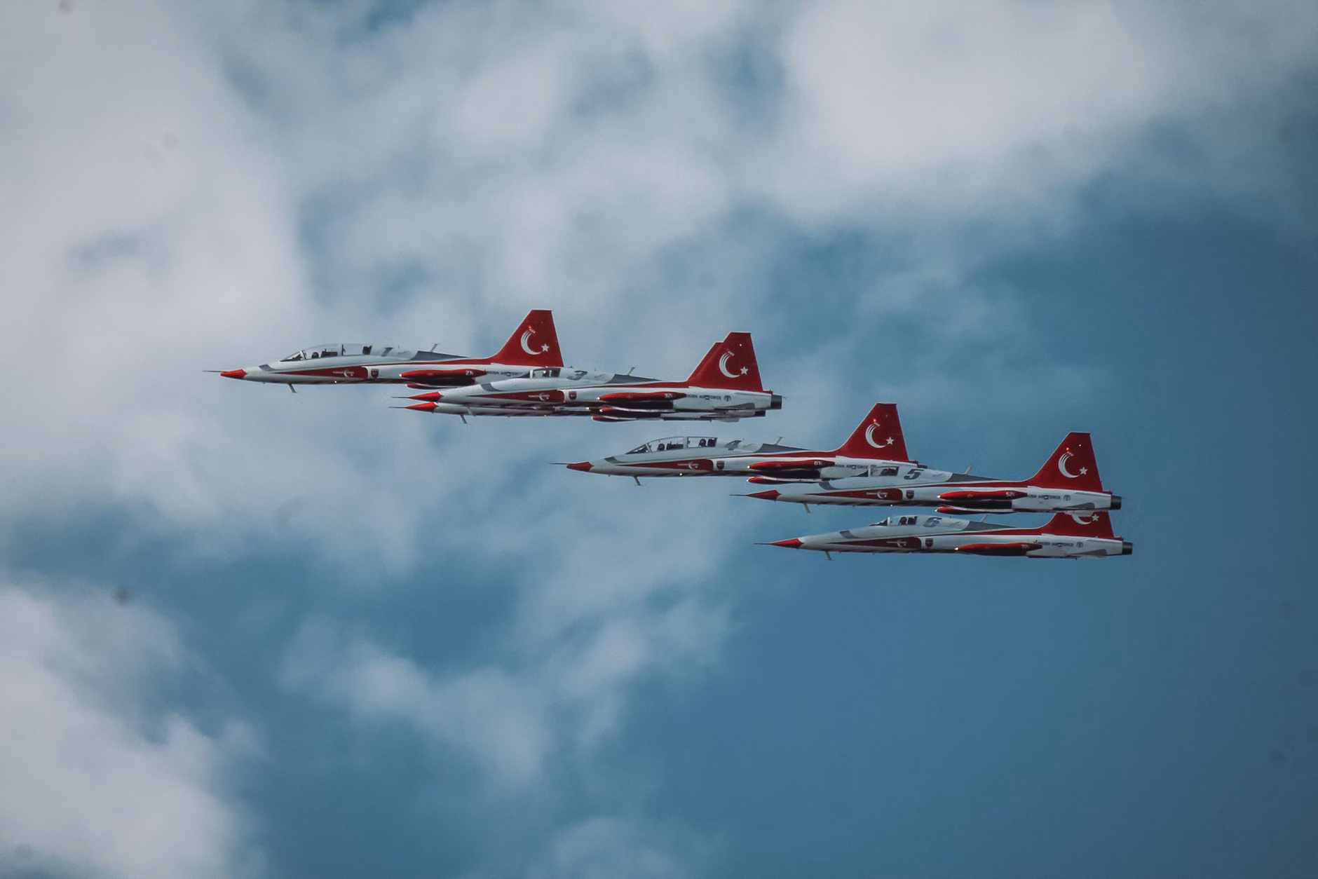 Türk savaş uçakları Karadeniz'de eğitim uçuşu yaptı