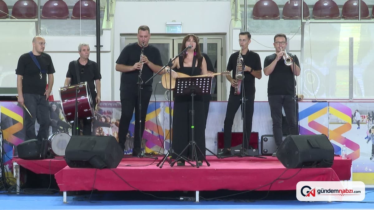 İzmir'de Balkan halk dansları kursu finali yapıldı