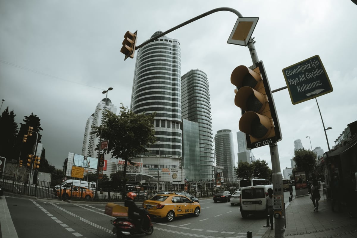 İstanbul'da motosiklet otomobile çarptı: 2 yaralı