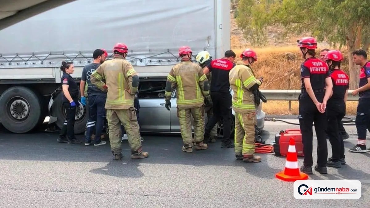 İzmir'de tırın dorsesine çarpan otomobilin sürücüsü öldü