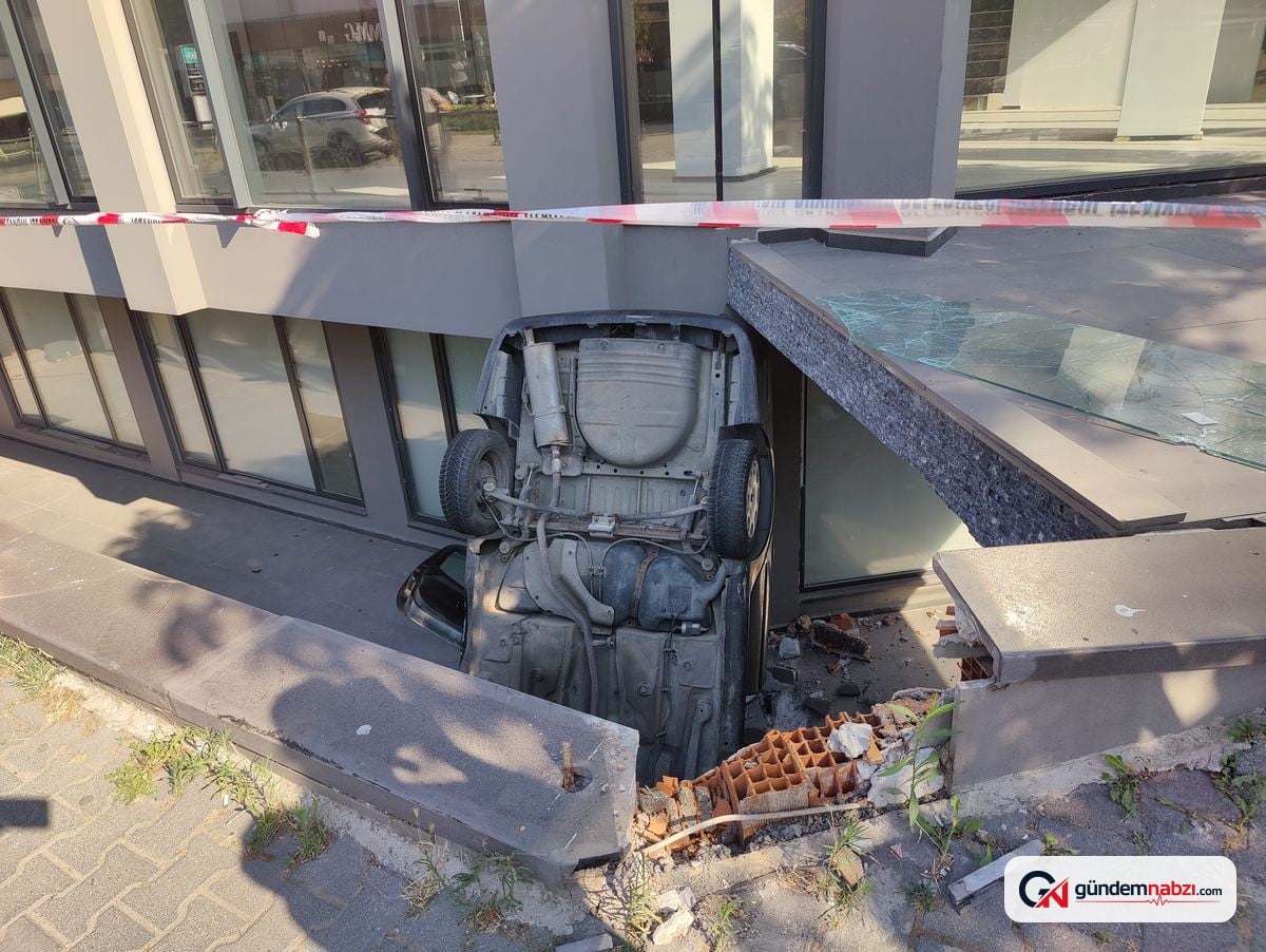 Bakırköy'de otomobil apartman boşluğuna düştü: 2 yaralı