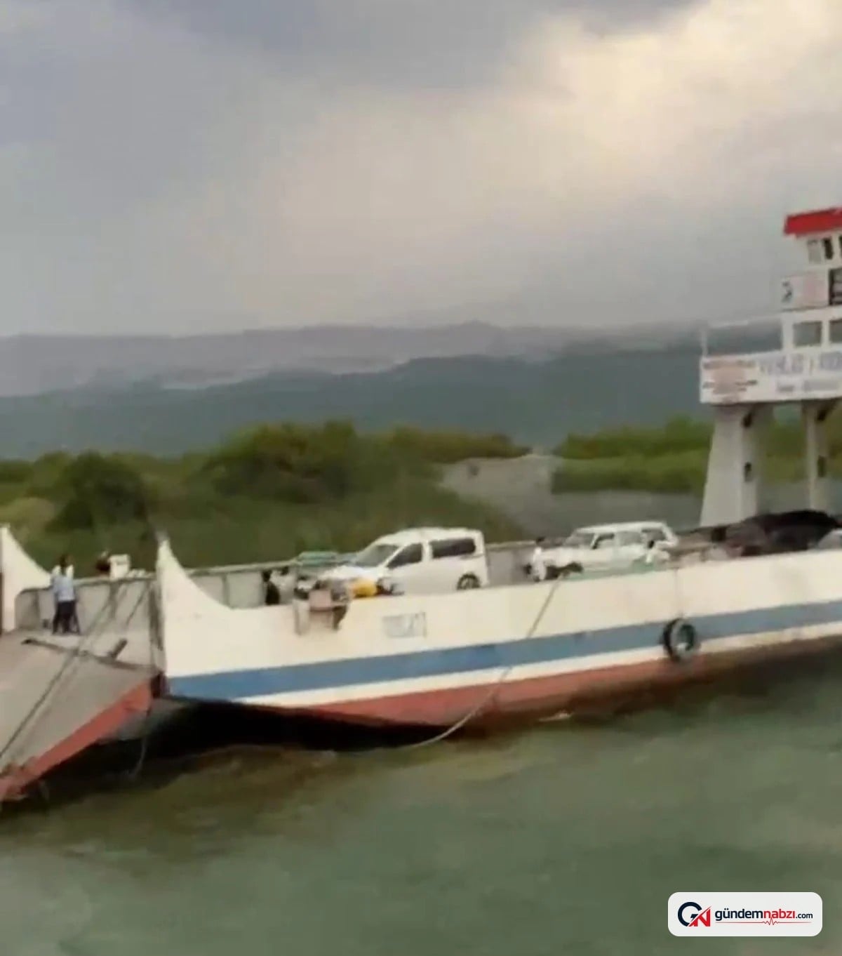 Elazığ'da fırtına feribotu iskeleye yanaştırmadı