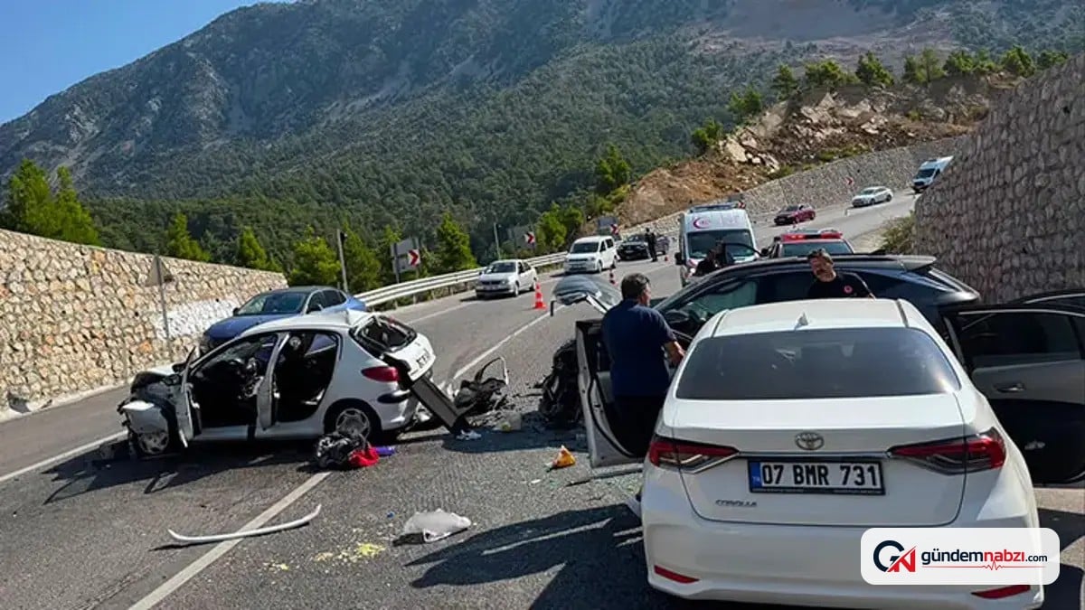 Karşı şeride geçen otomobil 3 araca çarptı: 4 yaralı