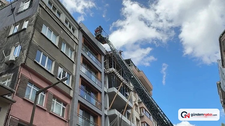 Beyoğlu'nda çatıda çıplak gezen turist korkuttu