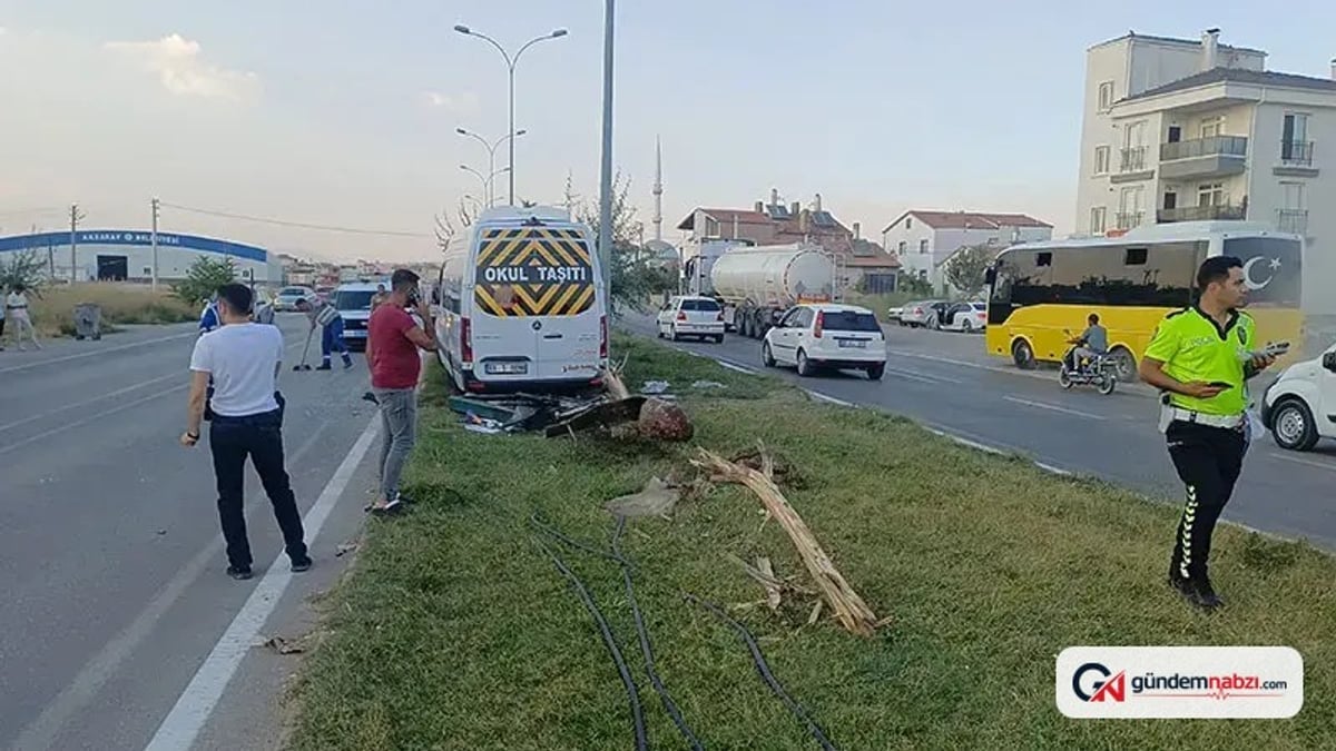 Aksaray'da işçi servisi reklam panosuna çarptı: 6 yaralı