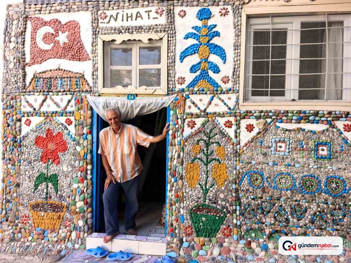 Topladığı taşlarla köyünü açık hava müzesine dönüştürdü