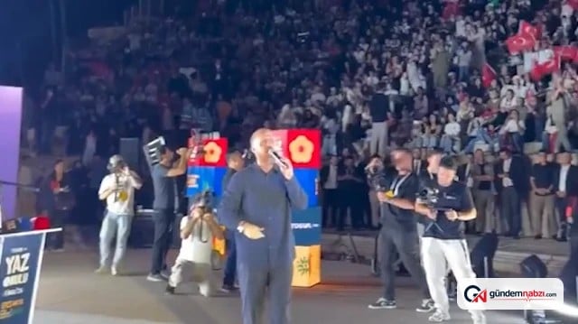 Bilal Erdoğan, TÜGVA Yaz Okulları finalinde 'Kardan Aydınlık' parçasını seslendirdi