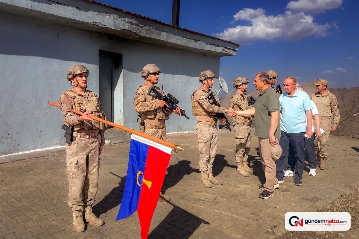 Hakkari Valisi Taşyapan İkiyaka Dağları'ndaki üsleri ziyaret etti